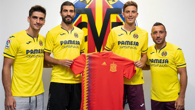Gerard, Albiol, Pau y Cazorla posan con la camiseta de la Seleccin...