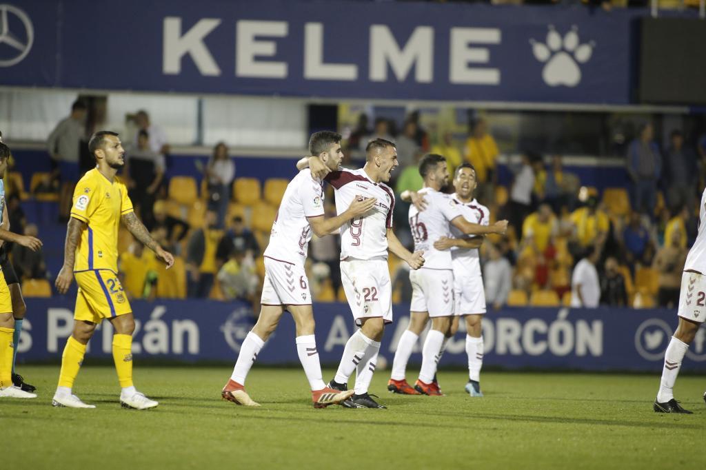 Los jugadores del Albacete celebran al final su triunfo en Santo...