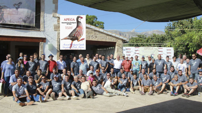 Los socios de APEGA, defensores de la caza de la perdiz autctona.