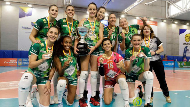 Las jugadoras del May Deco Voleibol Logroño posan con el trofeo.