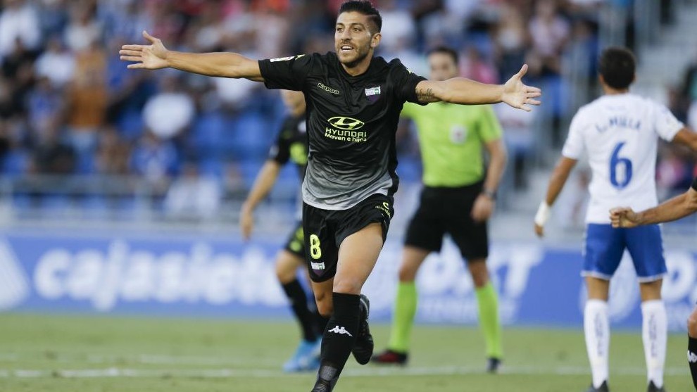 Gio Zarfino celebra el primer gol del Extremadura en el Heliodoro