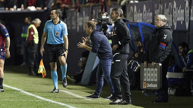 Jagoba Arrasate da indicaciones en el partido contra el Villarreal.