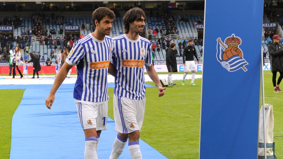 Xabi Prieto, junto a Carlos Martínez, en su último partido en el...