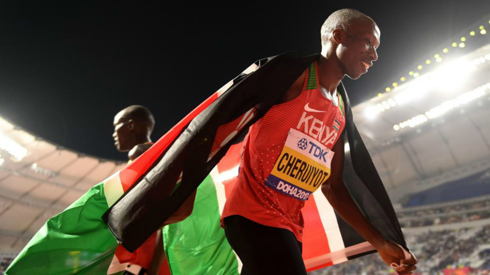 Timothy Cheruiyot celebra con la bandera de Kenia su triunfo en los 1.500 metros de Doha.