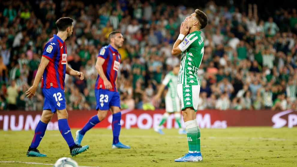 lex Moreno se lamenta durante el Betis-Eibar.