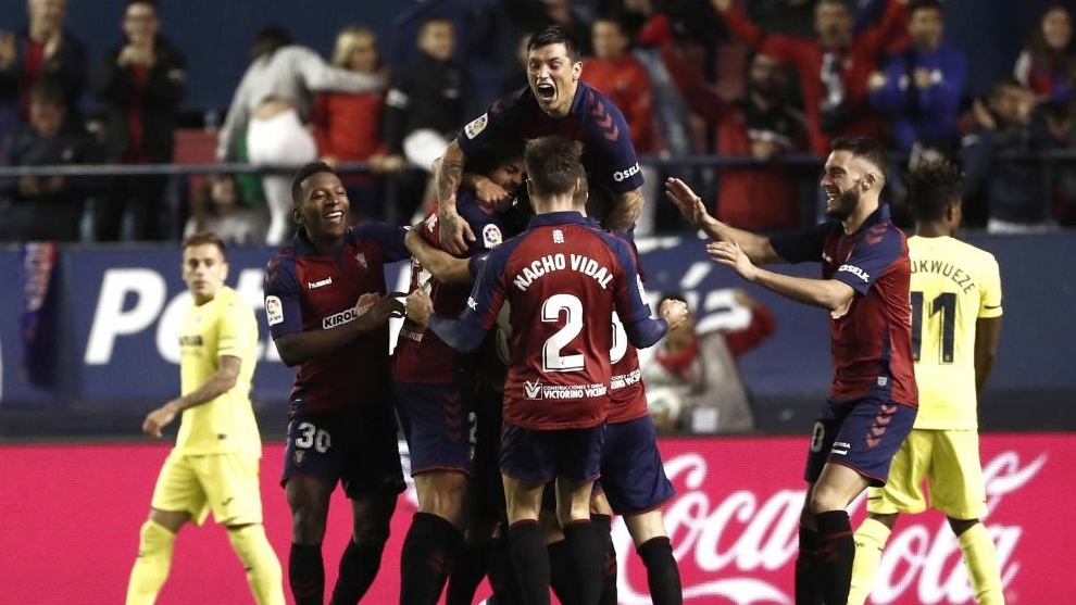 Los jugadores de Osasuna celebran tras marcar ante el Villarreal.