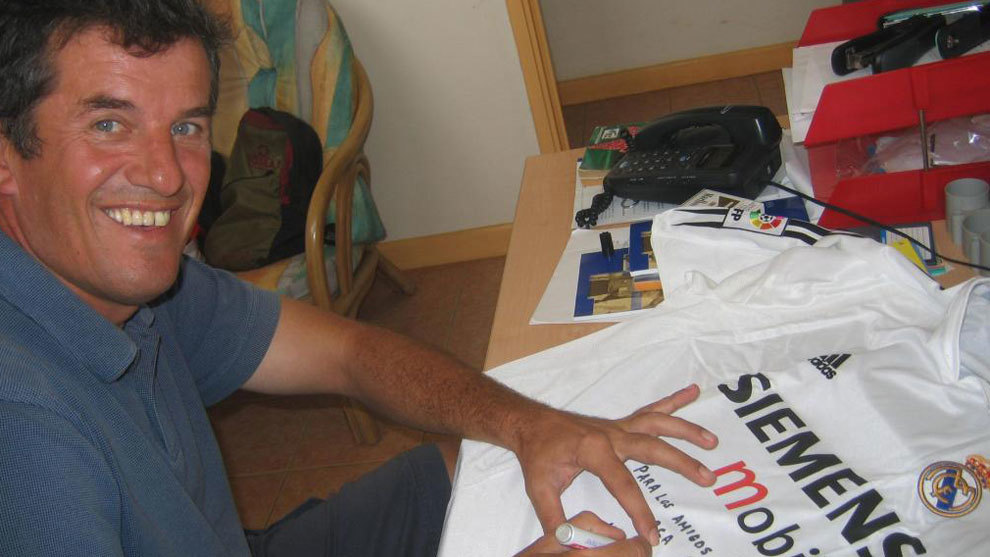 El serbio, en su poca de seleccionador de Tonga, firma una camiseta...