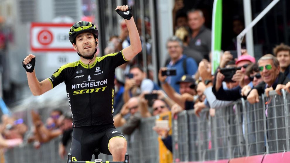 Mikel Nieve celebra su victoria en la 20 etapa del Giro 2018.