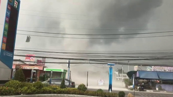 Un impresionante tornado arrasa a su paso en Tailandia.