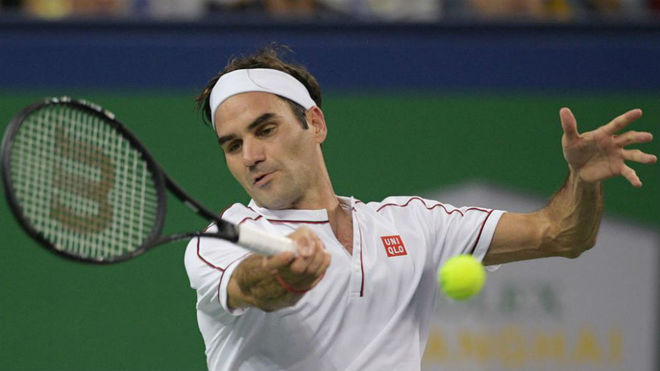 Roger Federer golpea la bola.