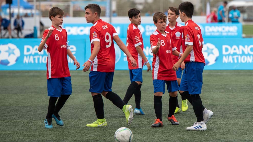 Los jugadores españoles participantes en la edición de 2019 celebran uno de sus goles durante el torneo