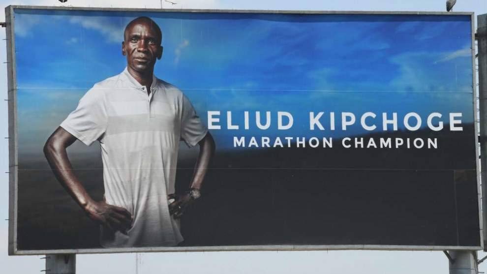 Valla publicitaria sobre Eliud Kipchoge, que tratará de bajar de dos horas en maratón