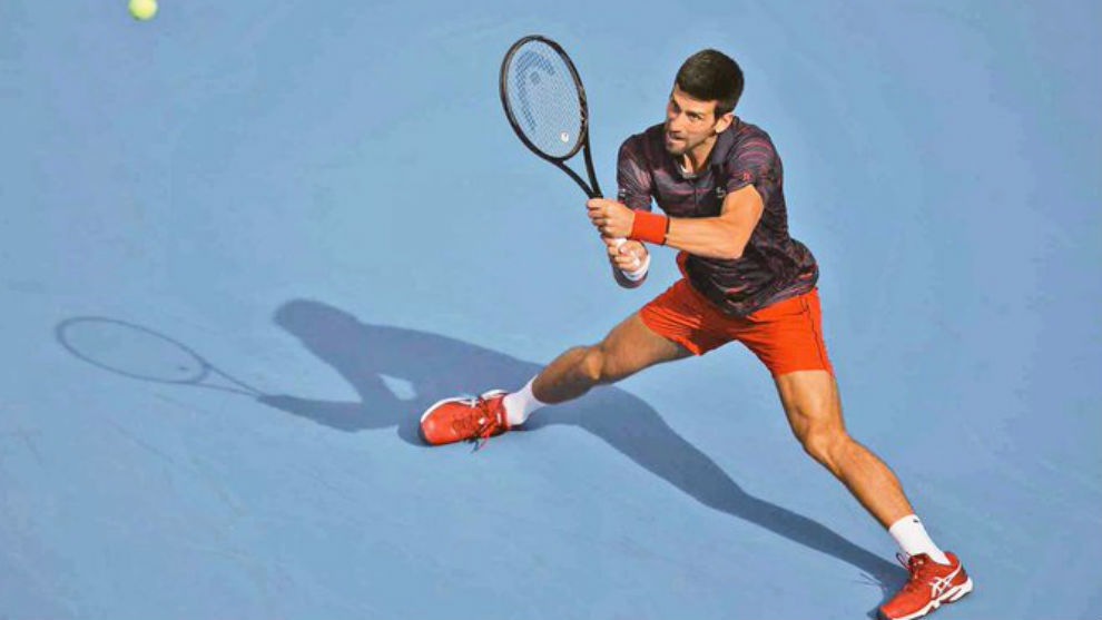 Novak Djokovic intenta llegar a una pelota