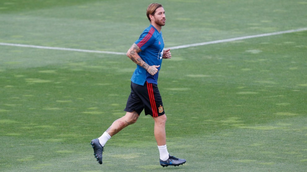 Sergio Ramos en un entrenamiento con España