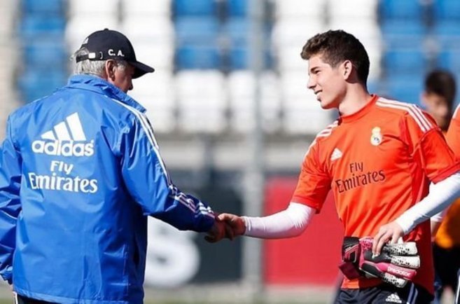Luca Zidane saluda a Ancelotti en su primer entrenamiento.