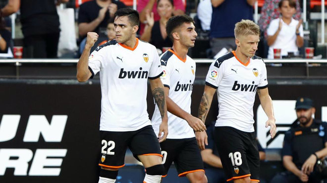 Maxi celebra un gol con el Valencia en Mestalla.