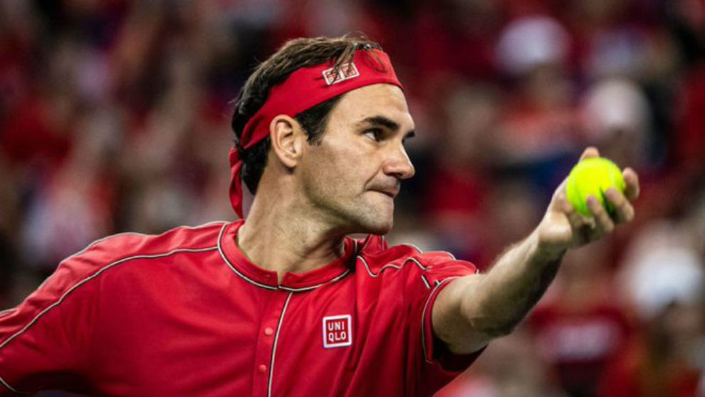Federer se dispone a sacar
