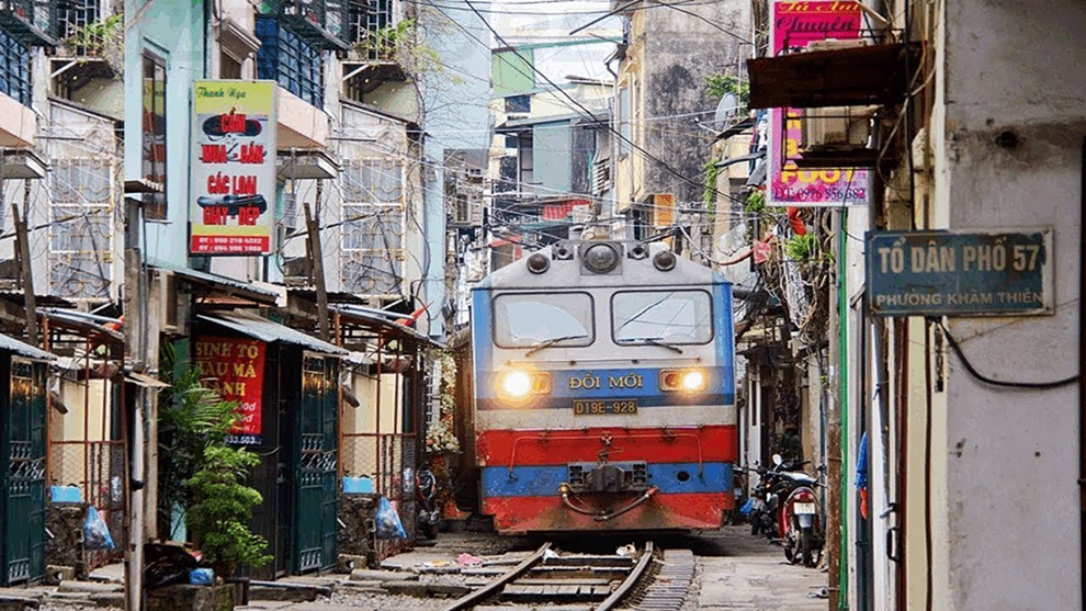La &apos;calle del tren&apos; de Hanoi es una de las paradas obligatorias para...