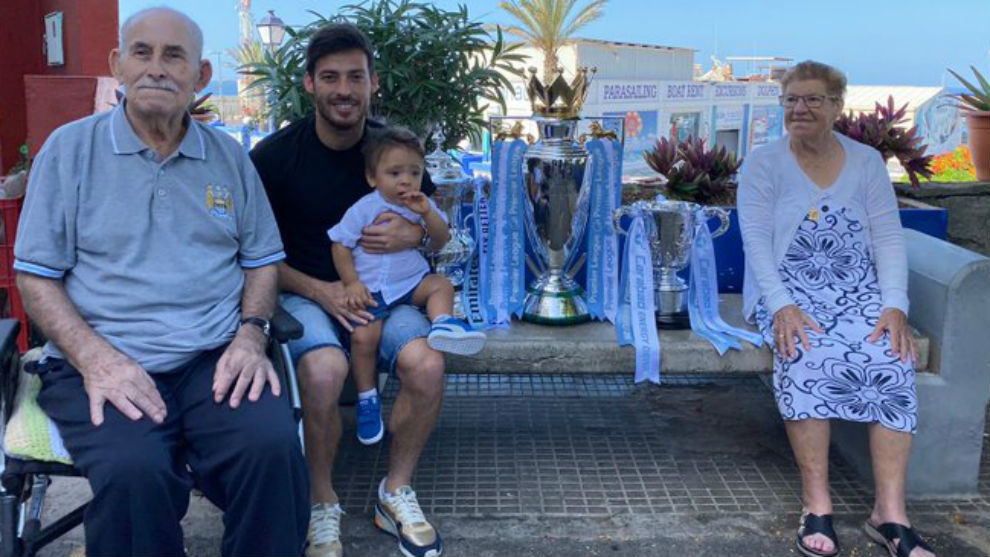 David Silva (33), con su familia y los ttulos de la Premier, FA Cup...