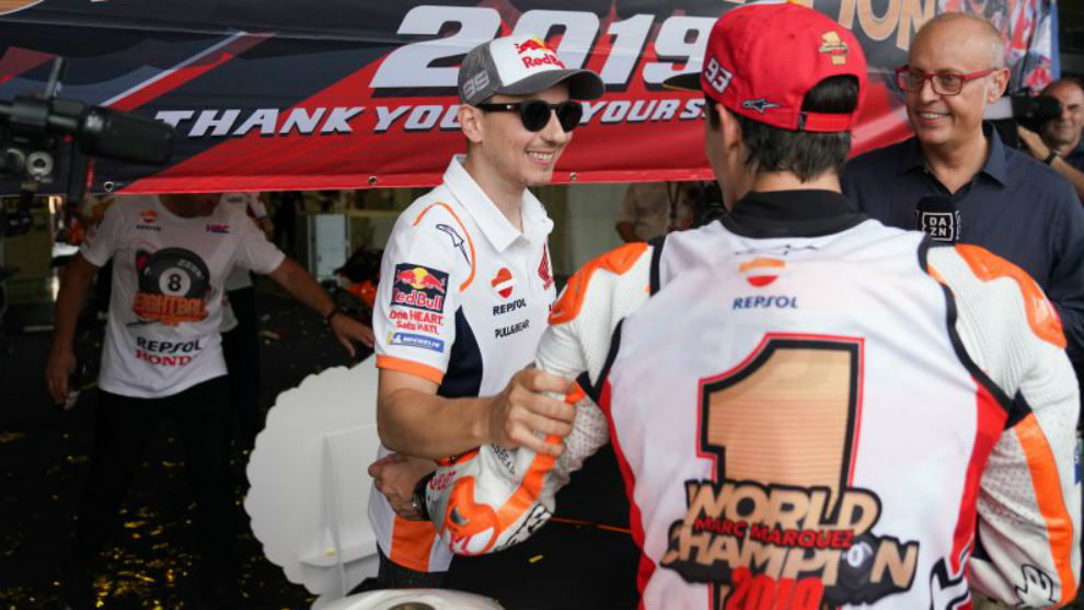 Lorenzo felicita a Marc Mrquez, en Tailandia.