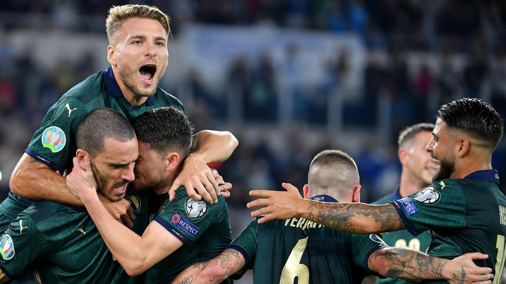 Los jugadores de Italia celebran el gol de Jorginho (27).