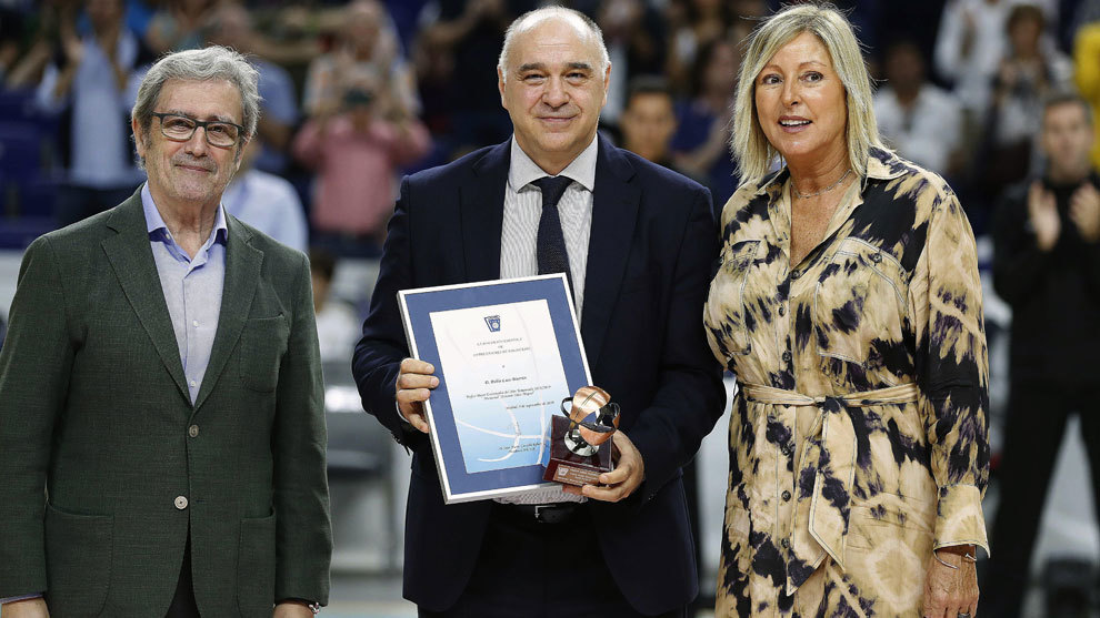 Pablo Laso recibe el premio al mejor entrenador de la temporada...