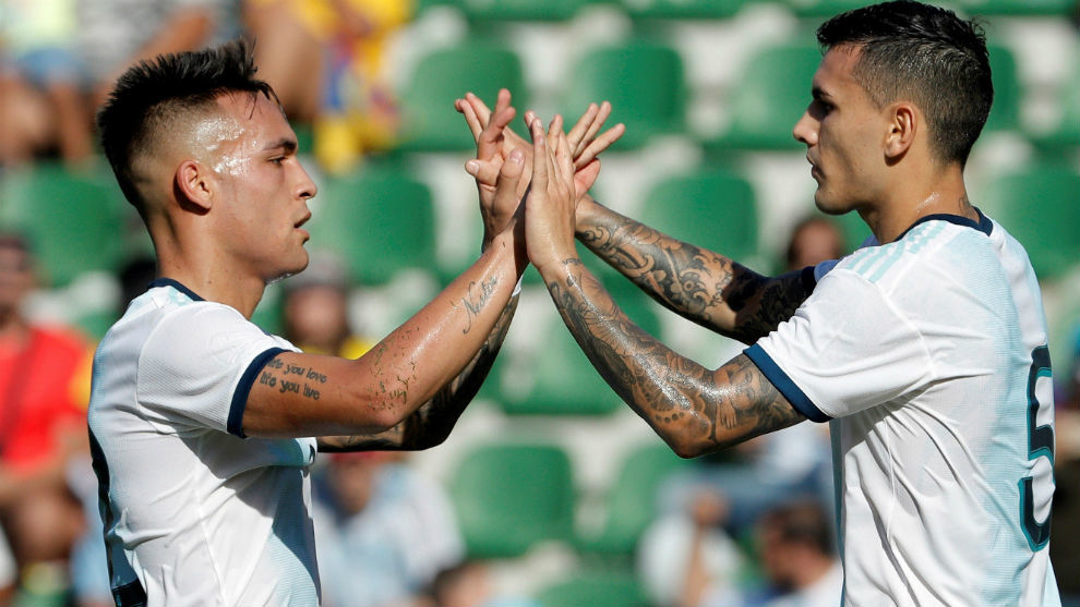 Lautaro y Paredes celebran el tanto de penalti tras discutir por su...