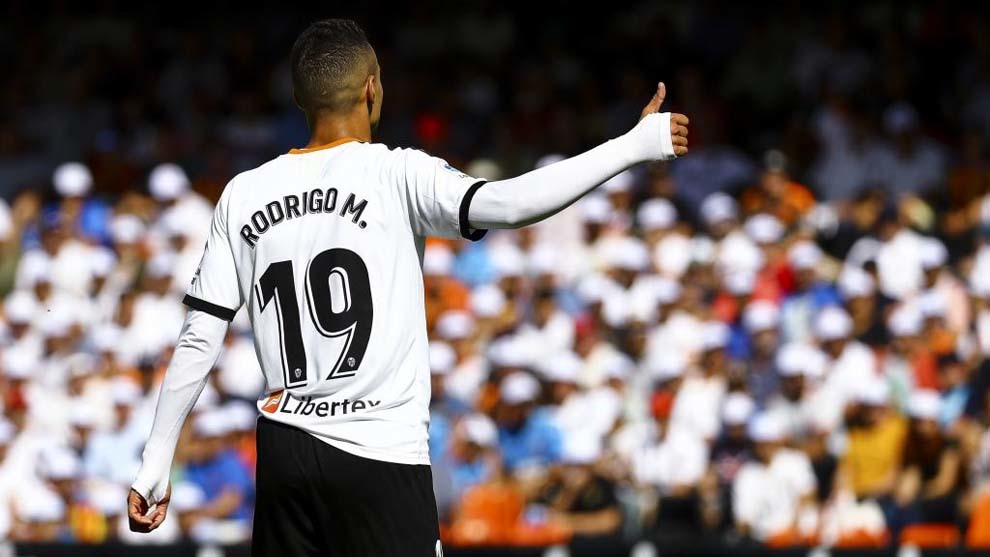 Rodrigo durante un partido con el Valencia.