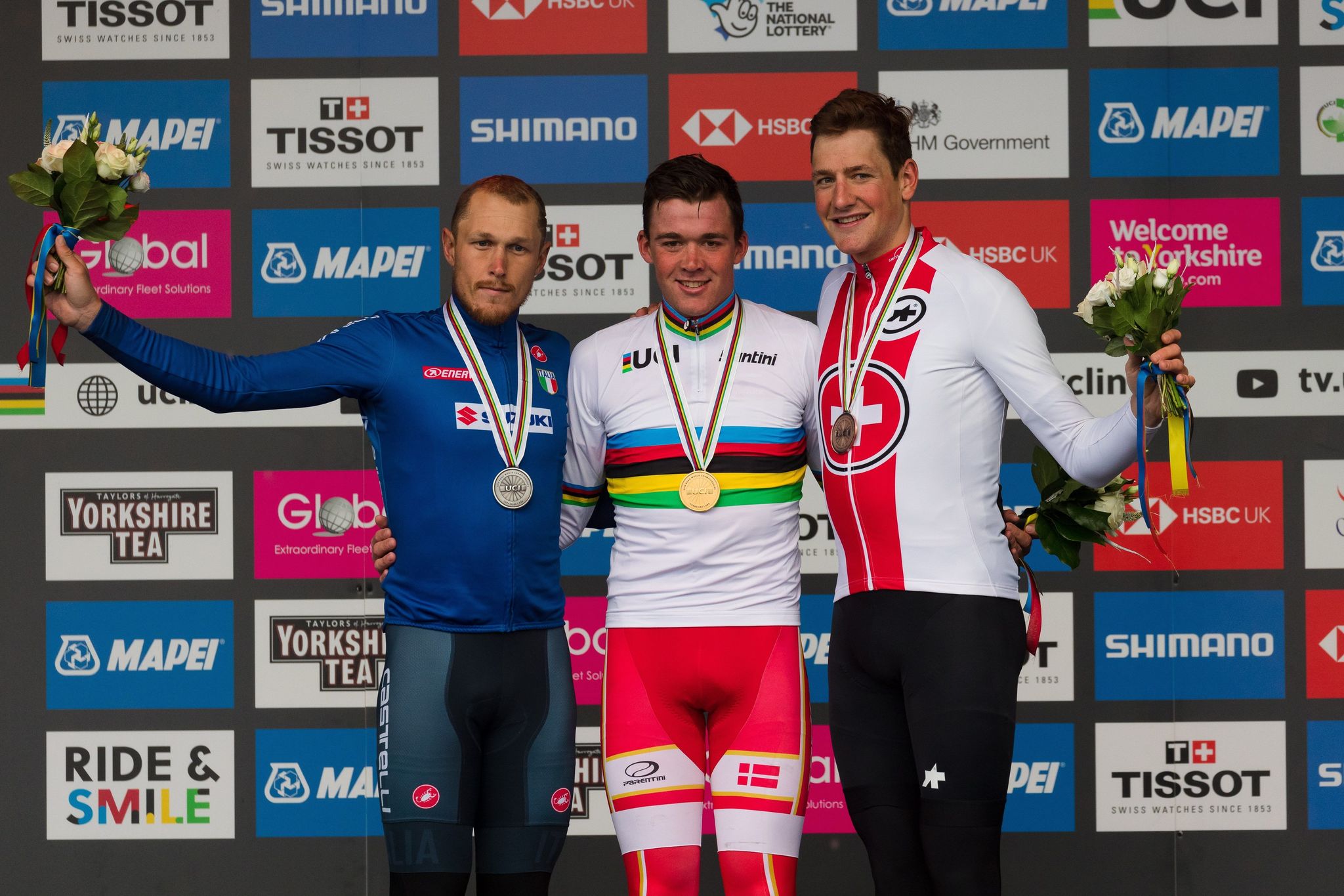 Harrogate (United Kingdom), 29/09/2019.- Gold medalist Mads <HIT>Pedersen</HIT> of Denmark, silver medalist Matteo Trentin (L) of Italy and bronze medalist Stefan Kung (R) of Switzerland during the medal ceremony for the Mens Elite Road Race at the UCI Road Cycling World championships in Harrogate, Britain, 29 September 2019. (Ciclismo, <HIT>Dinamarca</HIT>, Italia, Suiza, Reino Unido) EFE/EPA/VICKIE FLORES