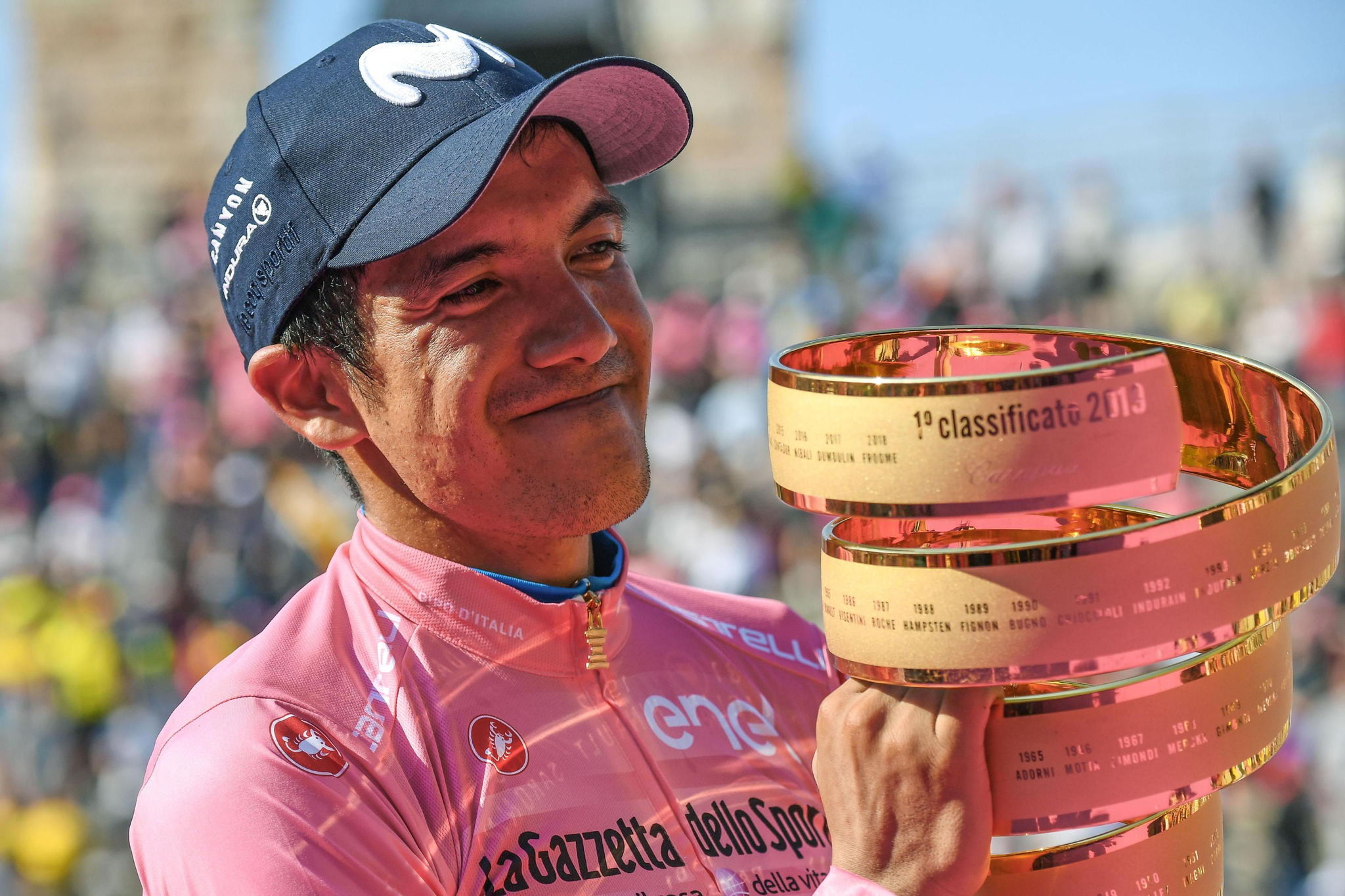Verona (Italy), 02/06/2019.- Ecuadorian rider Richard <HIT>Carapaz</HIT> of Movistar team celebrates with the trophy his overall win after the 21st and last stage of the <HIT>Giro</HIT> dItalia cycling race, in Verona, Italy, 02 June 2019. (Ciclismo, Italia) EFE/EPA/ALESSANDRO DI MEO