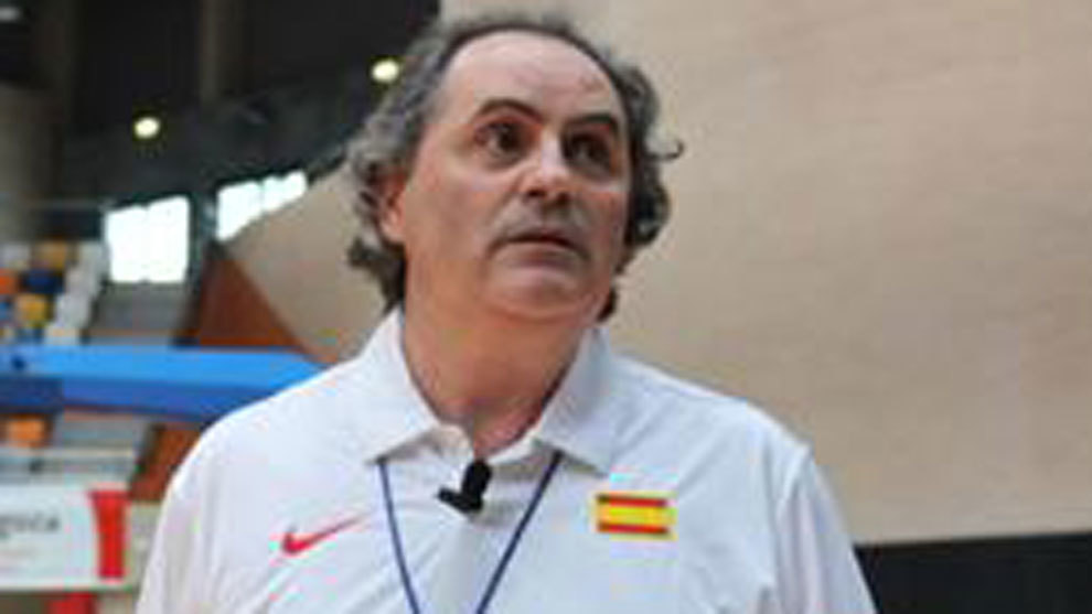 Alfred Julbe en su etapa como entrenador de la FEB