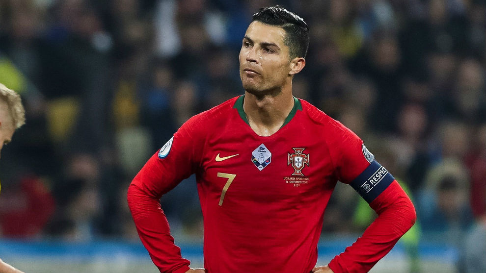 Cristiano Ronaldo (34) se lamenta.