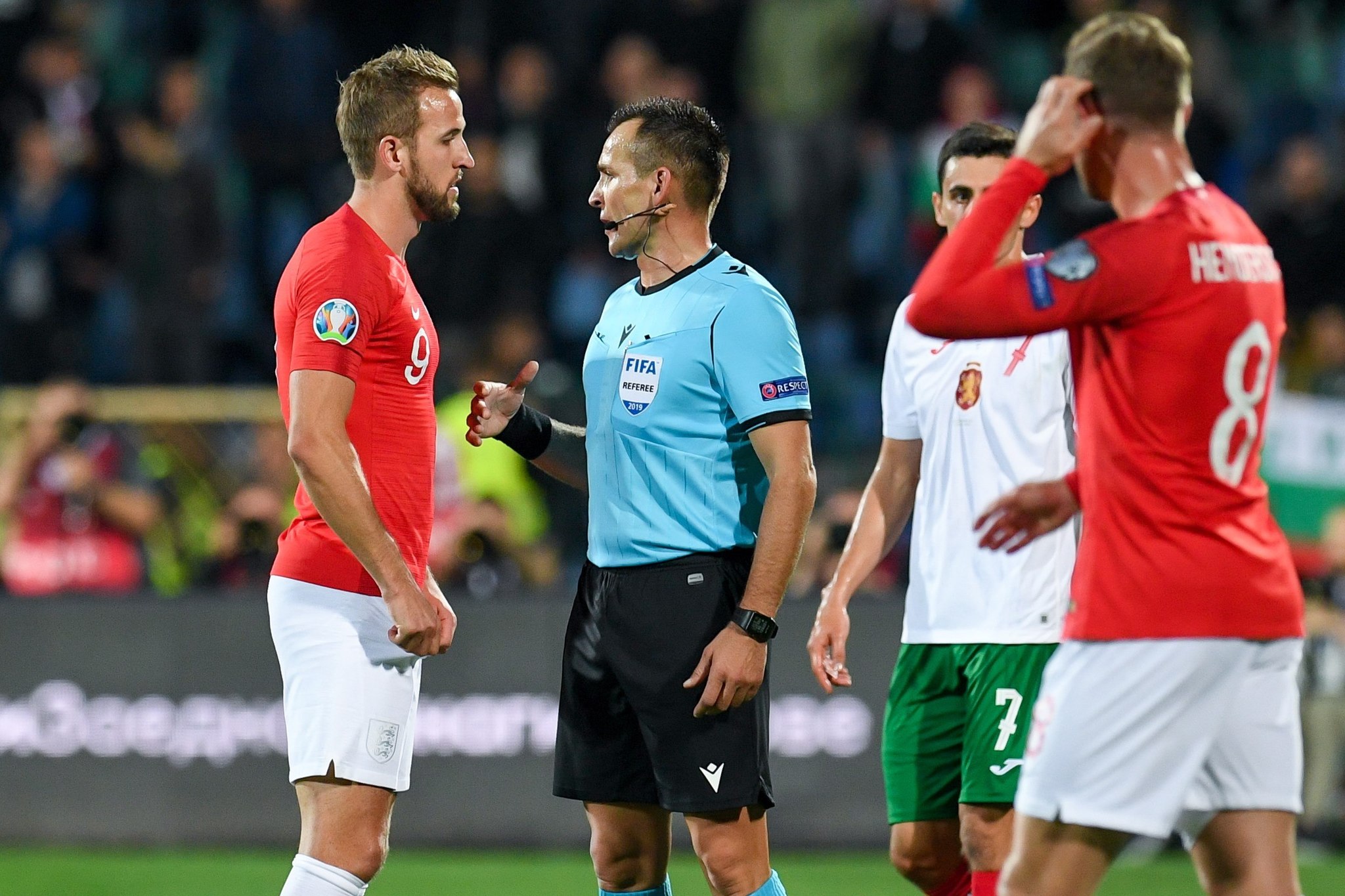 Sofia (Bulgaria), 14/10/2019.- Harry <HIT>Kane</HIT> of England (L) talks with referee Ivan Bebek during the UEFA EURO 2020 qualifying group A soccer match between Bulgaria and England at Vassil Levski stadium in Sofia, Bulgaria, 14 October 2019. EFE/EPA/VASSIL DONEV