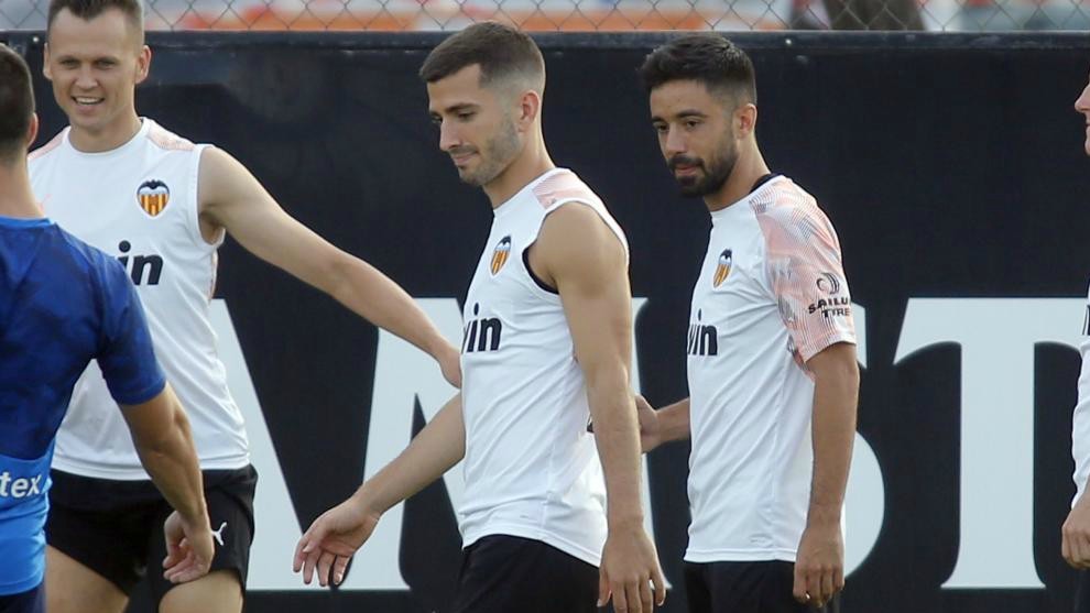 Gay y Jaume Costa en un entrenamiento del Valencia.