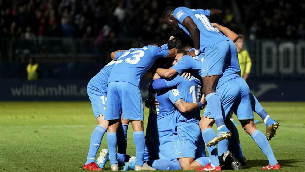 Los jugadores del Fuenlabrada se abrazan tras el gol inicial de Hugo...