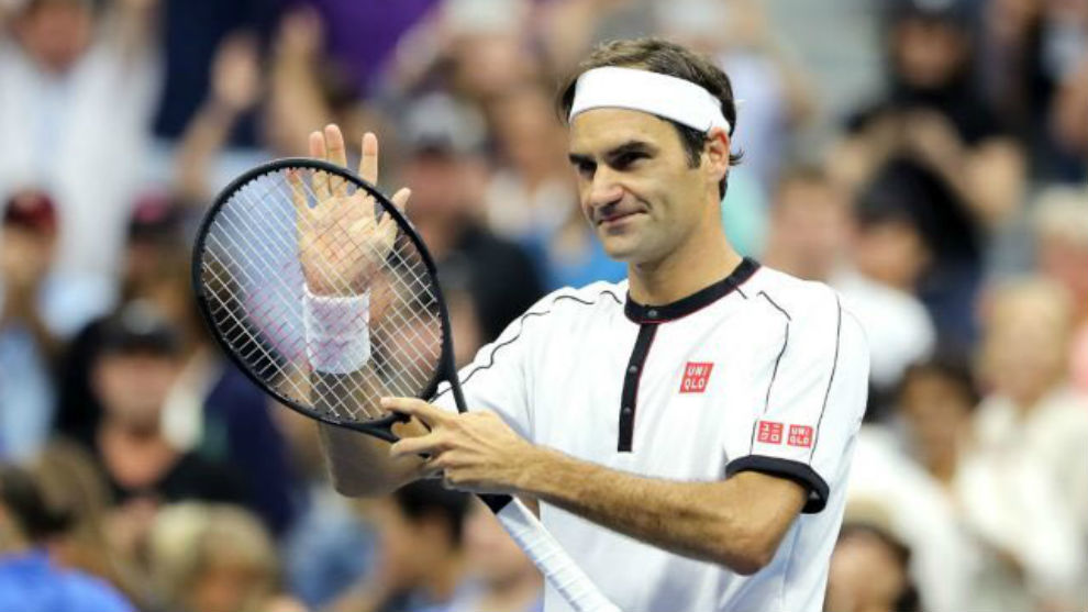 Federer aplaude con la raqueta