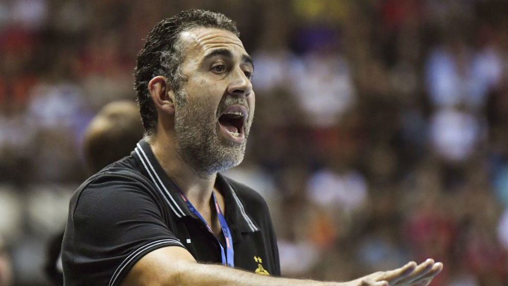 David Pisonero dando instrucciones en un partido de la Copa EHF.