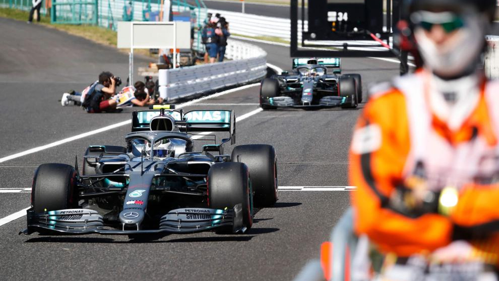 Los dos Mercedes entando al pit lane de Suzuka.
