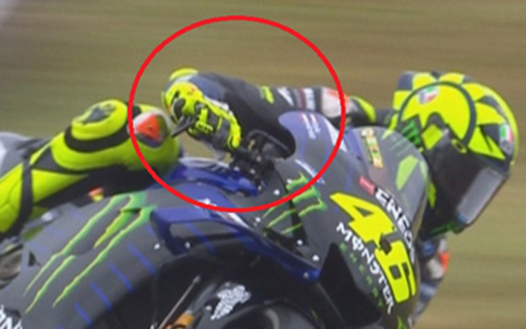 Valentino Rossi, frenando con dos dedos.