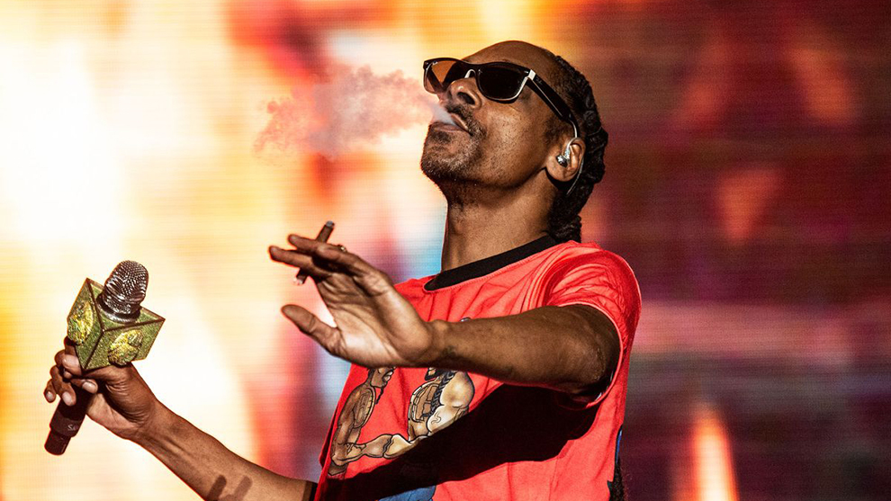 Snoop Dogg ha revelado que paga entre 40.000 y 50.000 dlares a una...