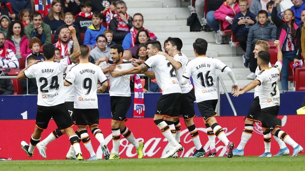 Ocho jugadores del Valencia corren a abrazar a Parejo tras el gol al...