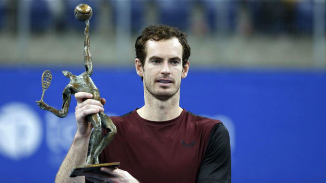 Andy Murray posa con el trofeo de campen del torneo de Amberes