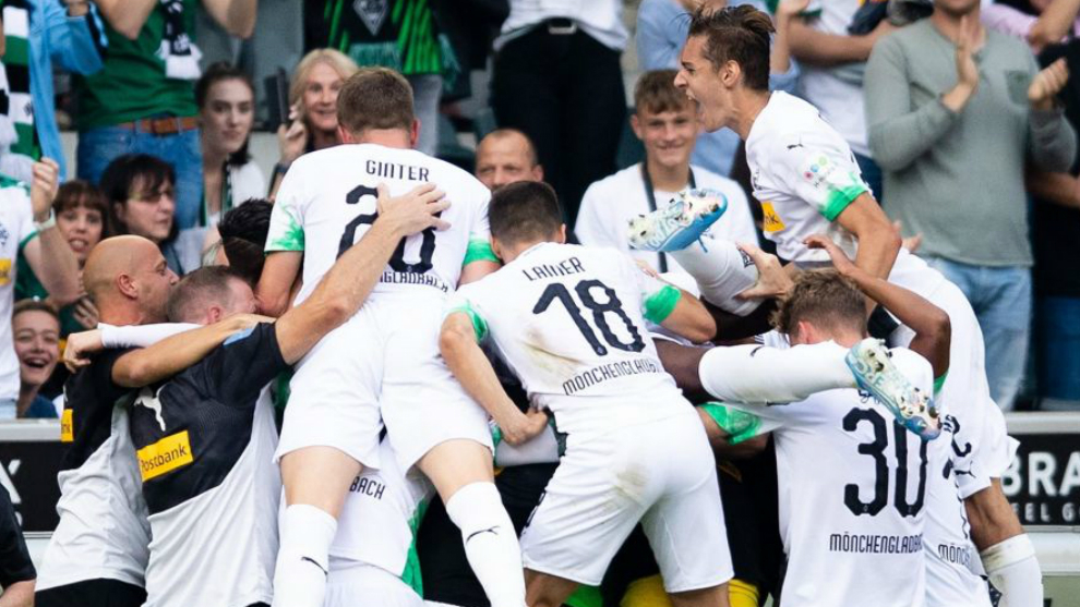 Los futbolistas del Borussia Monchengladbach celebran un gol