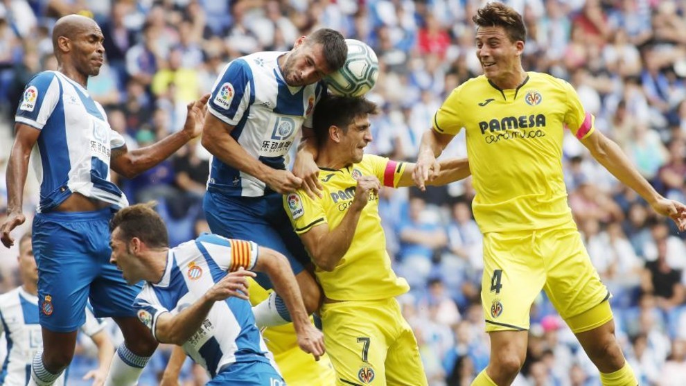 Calleri se dispone a rematar, durante el partido contra el Villarreal.