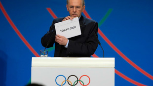 El ex presidente del COI, Jacques Rogge, anuncia la eleccin de Tokio...