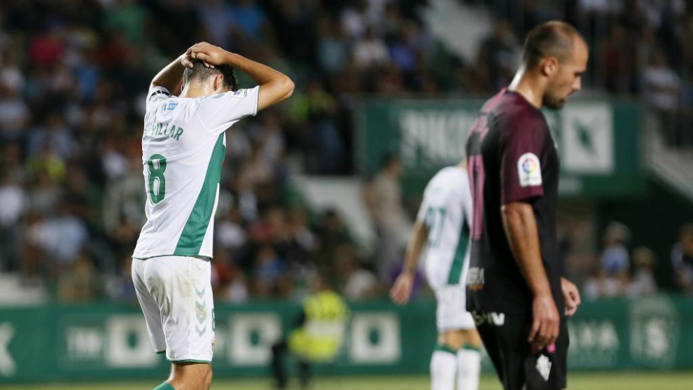 Gonzalo Villar se lamenta de una ocasin fallida en el partido ante...