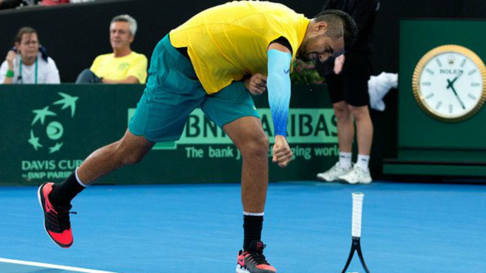Kyrgios lanza la raqueta contra el suelo