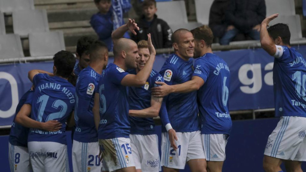 Los jugadores del Oviedo celebran su primera victoria en el Tartiere