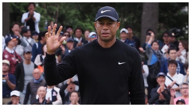 Tiger Woods recibe los aplausos tras un birdie.