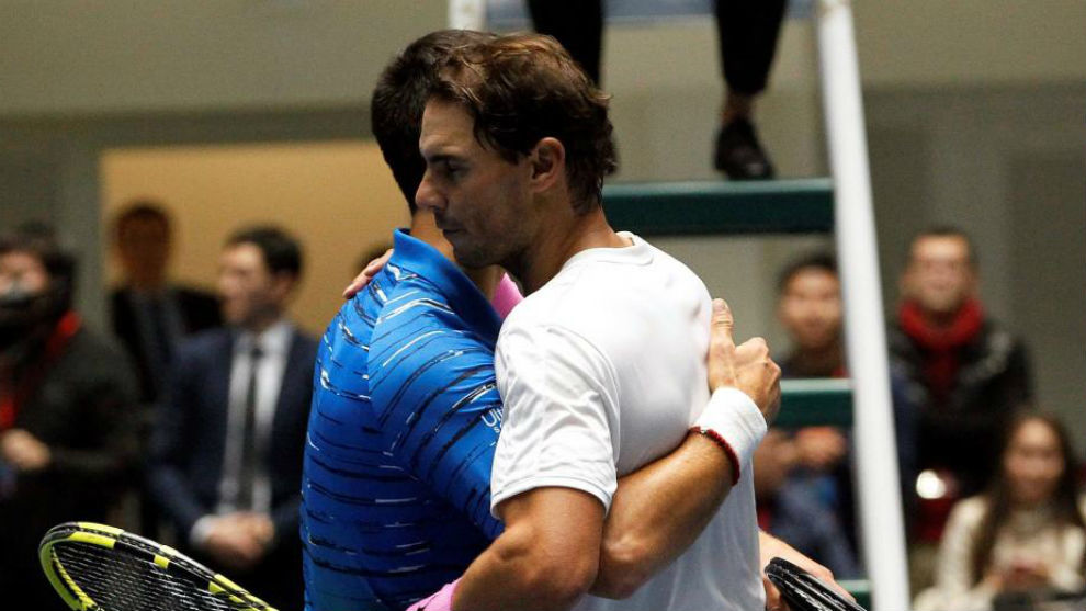 Nadal y Djokovic se abrazan en la red